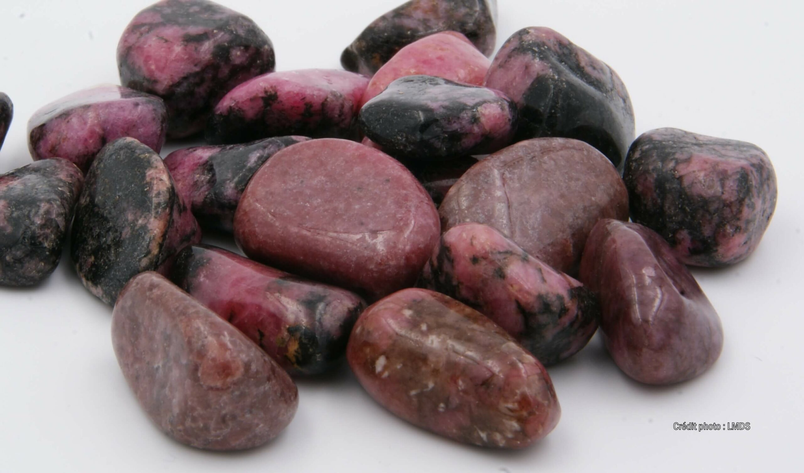 rhodonite pierre roulée disponible dans notre boutique le monde des stones à charroux
