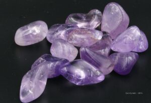 Améthyste Pierre roulée disponible dans notre boutique Le Monde des Stones à Charroux
