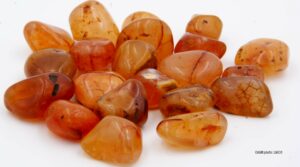 Cornaline pierre roulée disponible dans notre boutique Le Monde des Stones à Charroux