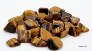 pierre roulée oeil de tigre disponible dans notre boutique le monde des stones à charroux