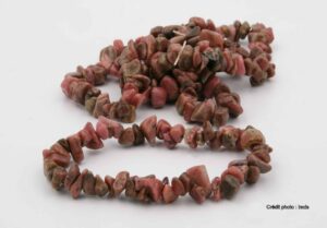 rhodonite pierre roulée disponible dans notre boutique le monde des stones à charroux