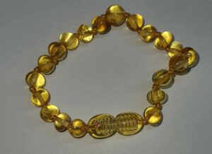 Ambre Bracelet bébé disponible dans notre boutique Le Monde des Stones à Charroux