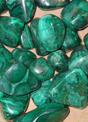 Malachite pierre roulée disponible dans notre boutique Le Monde des Stones à Charroux