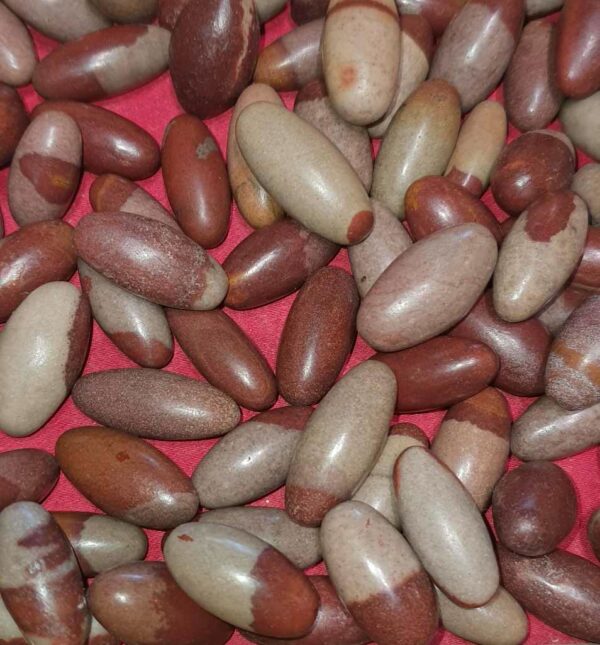 Shiva Lingam petite disponible dans notre boutique Le Monde des Stones à Charroux