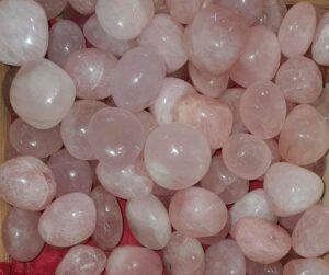Quartz rose Pierre roulée disponible dans notre boutique Le Monde des Stones à Charroux