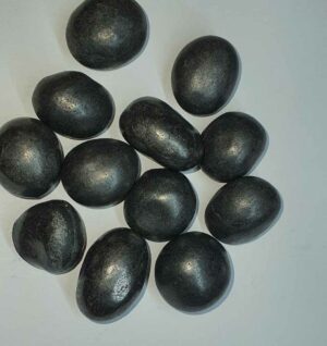 Shungite pierre roulée disponible dans notre boutique Le Monde des Stones à Charroux