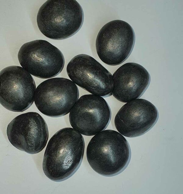 Shungite pierre roulée disponible dans notre boutique Le Monde des Stones à Charroux