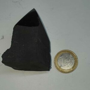 Shungite Pointe semi polie disponible dans notre boutique Le Monde des Stones à Charroux