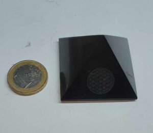 Shungite pyramide disponible dans notre boutique Le Monde des Stones à Charroux