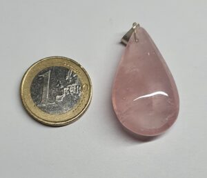 Quartz rose pendentif goutte disponible dans notre boutique Le Monde des Stones à Charroux