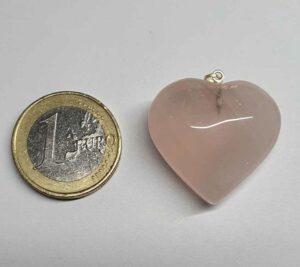 Quartz rose pendentif coeur disponible dans notre boutique le monde des stones à charroux