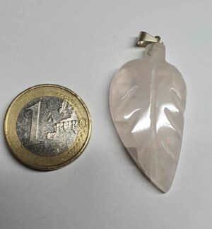 Quartz rose pendentif feuille disponible dans notre boutique Le Monde des Stones à Charroux