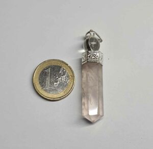 Quartz rose pendentif pointe disponible dans notre boutique Le Monde des Stones à Charroux