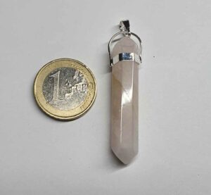 Quartz rose pendentif pointe biterminée disponible dans notre boutique Le Monde des Stones à Charroux