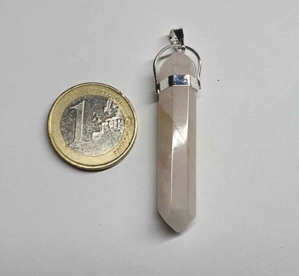 Quartz rose pendentif pointe biterminée disponible dans notre boutique Le Monde des Stones à Charroux