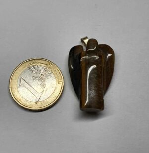 Œil de tigre pendentif ange disponible dans notre boutique Le Monde des Stones à Charroux