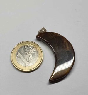 Œil de tigre pendentif lune disponible dans notre boutique Le Monde des Stones à Charroux