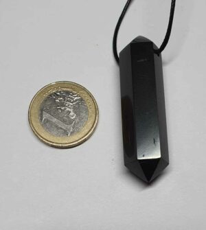 Shungite pendentif biterminé disponible dans notre boutique Le Monde des Stones à Charroux