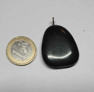 Shungite pendentif pierre plate disponible dans notre boutique Le Monde des Stones à Charroux