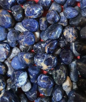 Sodalite pierre roulée disponible dans notre boutique Le Monde des Stones à Charroux