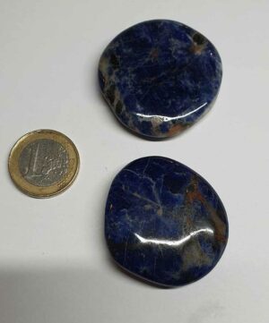 Sodalite galet plat disponible dans notre boutique Le Monde des Stones à Charroux