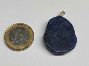 Sodalite pendentif pierre plate disponible dans notre boutique Le Monde des Stones à Charroux