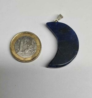 Sodalite pendentif lune disponible dans notre boutique Le Monde des Stones à Charroux