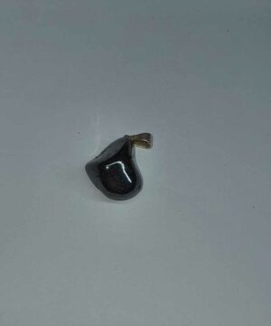 Hématite pendentif pierre roulée disponible dans notre boutique Le Monde des Stones à Charroux