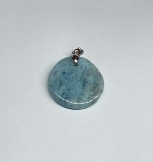 Aigue-marine pendentif pierre plate disponible dans notre boutique Le Monde des Stones à Charroux