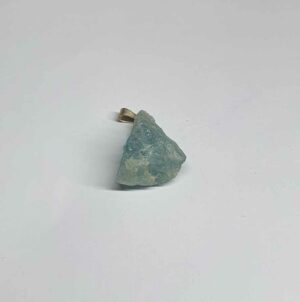 Aigue-marine pendentif pierre brute disponible dans notre boutique Le Monde des Stones à Charroux
