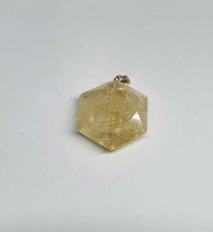 Citrine pendentif hexagonal disponible dans notre boutique Le Monde des Stones à Charroux