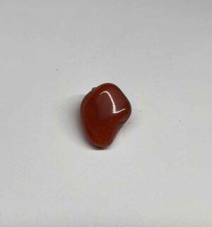 Cornaline pendentif pierre roulée disponible dans notre boutique Le Monde des Stones à Charroux