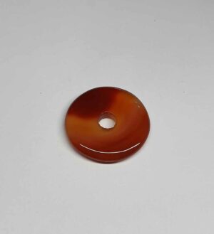 Cornaline pendentif donuts disponible dans notre boutique Le Monde des Stones à Charroux