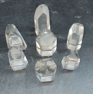 Cristal de roche lot de 7 pointes reiki disponible dans notre boutique Le Monde des Stones à Charroux