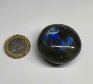Labradorite galet disponible dans notre boutique Le Monde des Stones à Charroux