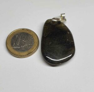 Labradorite pendentif pierre plate disponible dans notre boutique Le Monde des Stones à Charroux