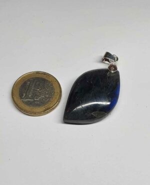 Labradorite pendentif pierre plate disponible dans notre boutique Le Monde des Stones à Charroux