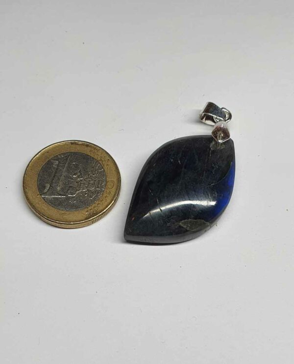 Labradorite pendentif pierre plate disponible dans notre boutique Le Monde des Stones à Charroux