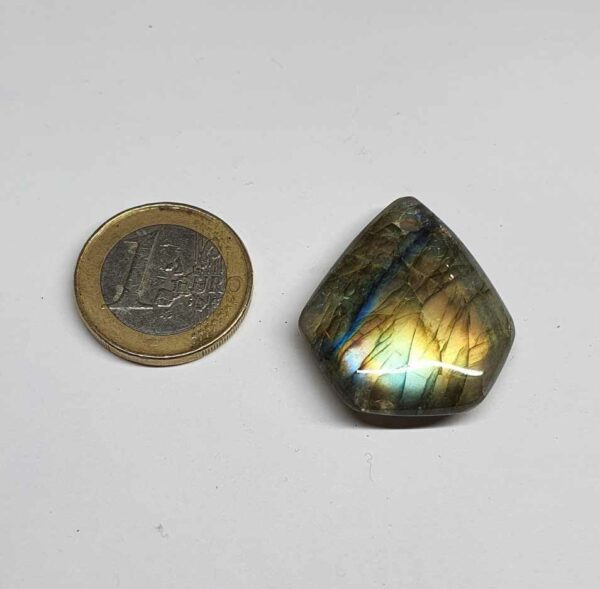 Labradorite pendentif pierre plate disponible dans notre boutique Le Monde des Stones à Charroux