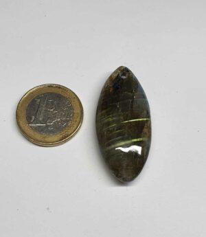 Labradorite pendentif pierre plate disponible dans notre boutique Le Monde des Stones à Charroux