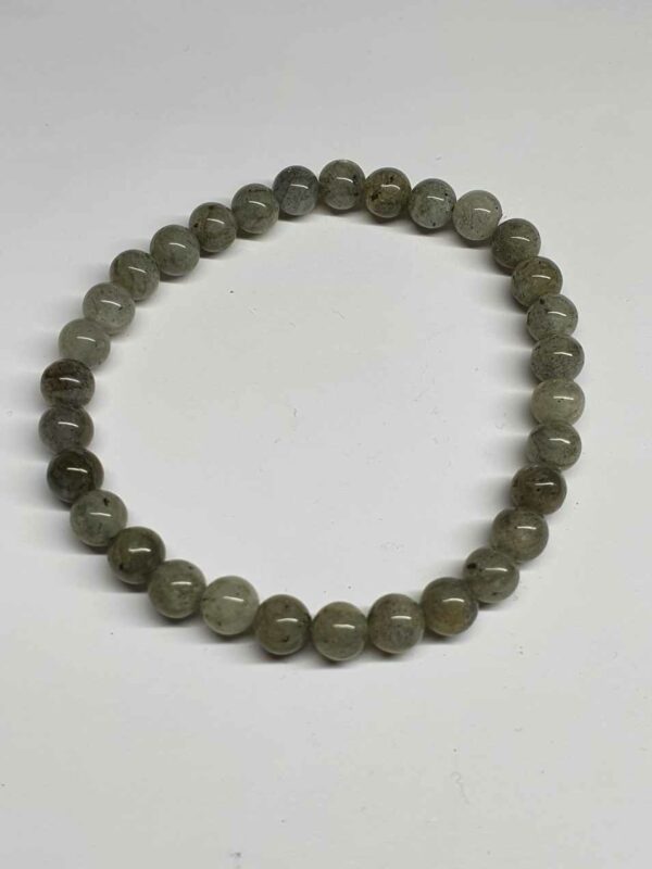 Labradorite bracelet boule 6mm disponible dans notre boutique Le Monde des Stones à Charroux