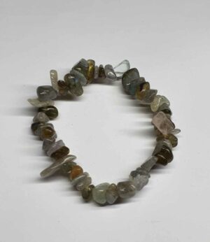 Labradorite bracelet baroque disponible dans notre boutique Le Monde des Stones à Charroux