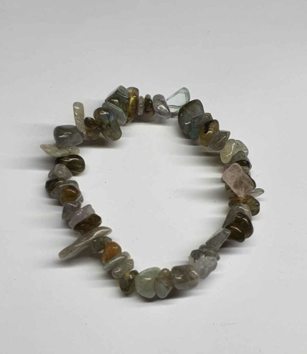 Labradorite bracelet baroque disponible dans notre boutique Le Monde des Stones à Charroux