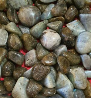 Labradorite pierre roulée disponible dans notre boutique Le Monde des Stones à Charroux