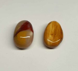 Jaspe mokaïte cabochon percé disponible dans notre boutique Le Monde des Stones à Charroux