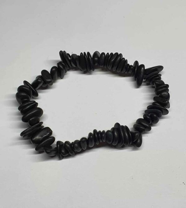 Shungite bracelet baroque disponible dans notre boutique Le Monde des Stones à Charroux