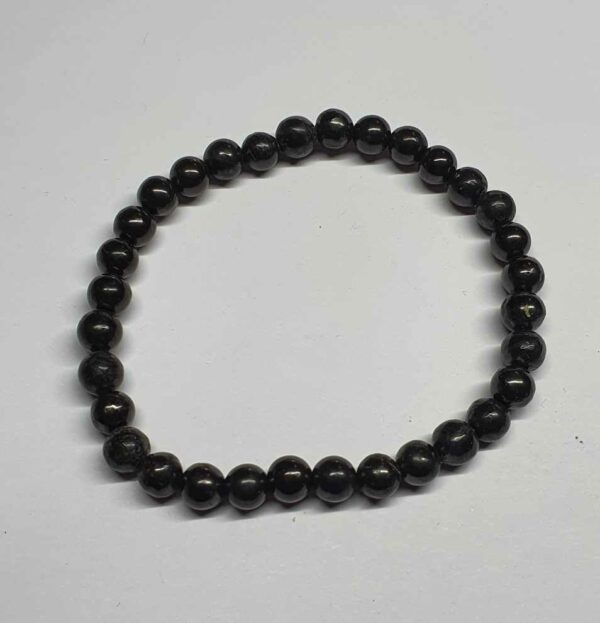 Shungite bracelet boule 6mm disponible dans notre boutique Le Monde des Stones à Charroux