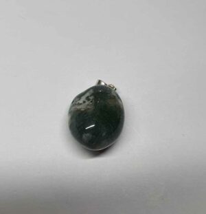 Agate mousse pendentif pierre roulée disponible dans notre boutique Le Monde des Stones à Charroux