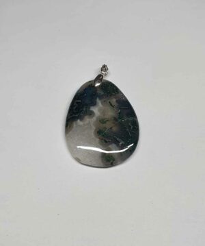 Agate mousse pendentif pierre plate disponible dans notre boutique Le Monde des Stones à Charroux