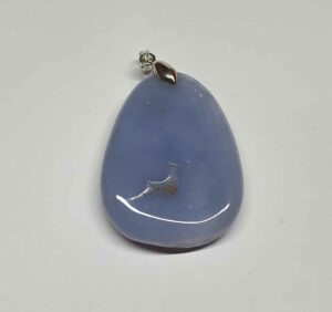 Calcédoine pendentif pierre plate disponible dans notre boutique Le Monde des Stones à Charroux